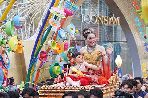 ไอคอนสยามสร้างปรากฏการณ์! คว้า “ชมพู่ อารยา” รับบทบาทนางทุงสะเทวี ควงคู่ “น้องแอบิเกล”  นำขบวนแห่สงกรานต์สุดอลังการริมเจ้าพระยา